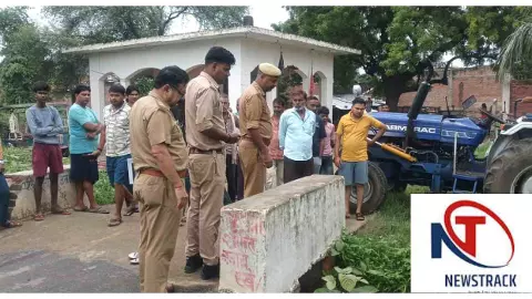 Jalaun News: नाले में मिला 72 वर्षीय वृद्ध का शव, मौके पर जुटी ग्रामीणों की भीड़
