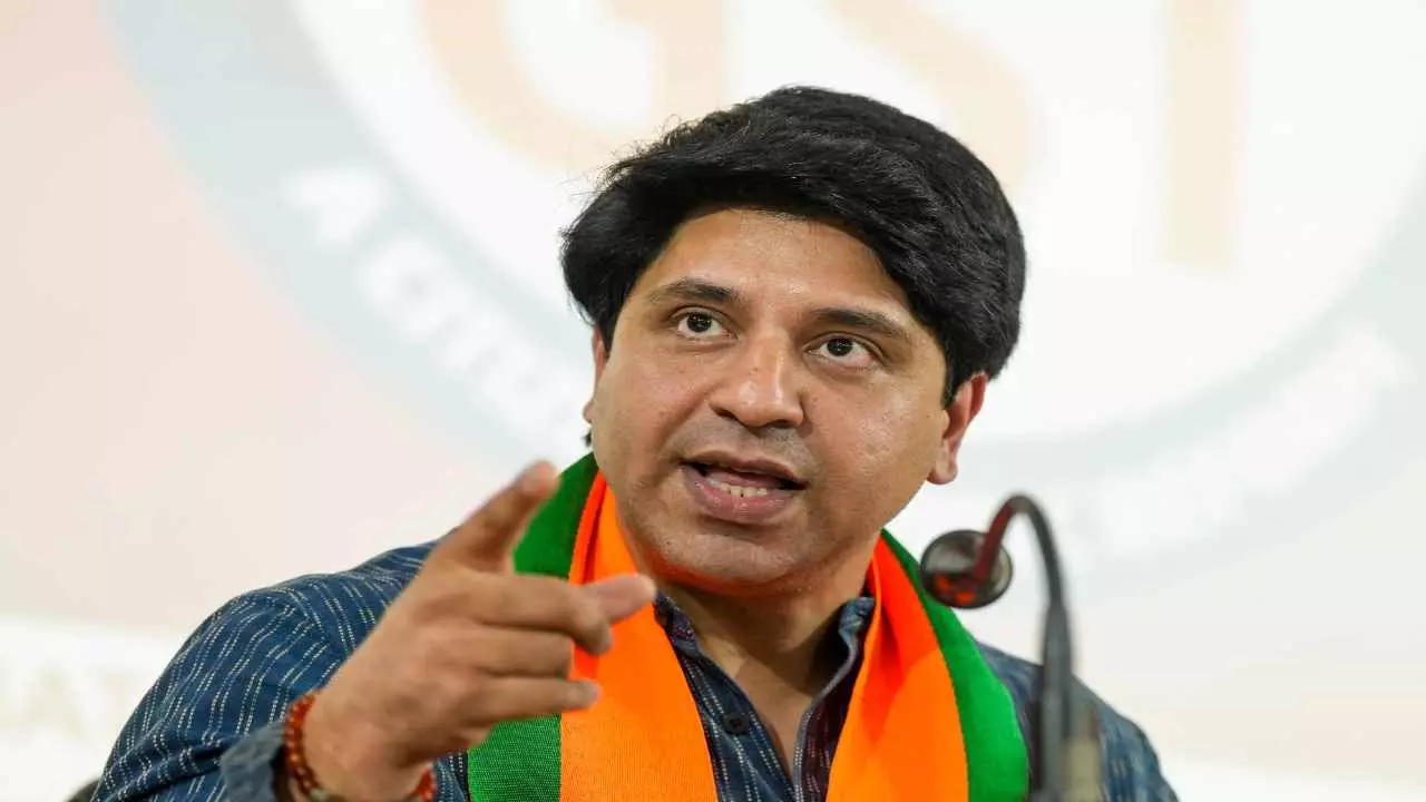 BJP छोड़ते ही शहजाद पूनावाला के बदले तेवर! सरकार के खिलाफ खोल दिया मोर्चा, बोले- दिन-दहाड़े हो रही लूट...