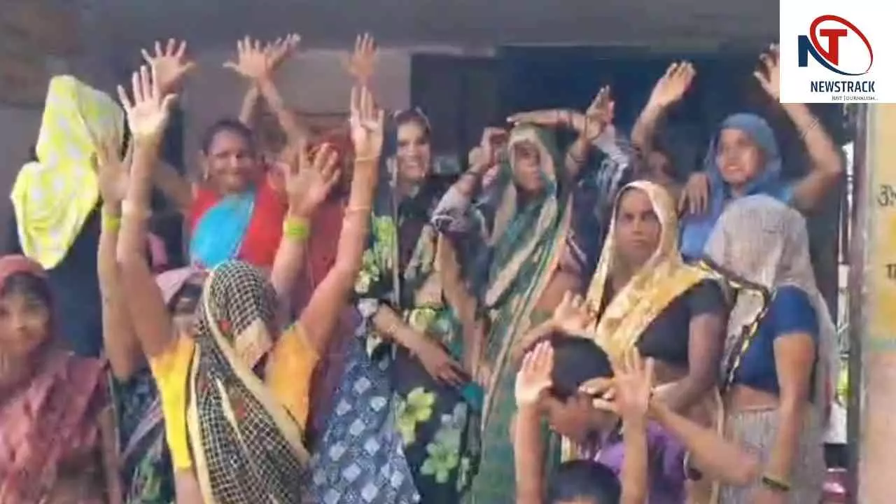 Aligarh News: मझोला में 10 दिन से बिजली गुल, महिलाओं ने गंगीरी विद्युत उपकेंद्र पर किया प्रदर्शन