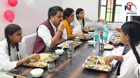 Sonbhadra: छात्राओं के बीच पहुंचे जिलाधिकारी, बच्चियों संग काटा केक और साझा की जन्मदिन की खुशियां