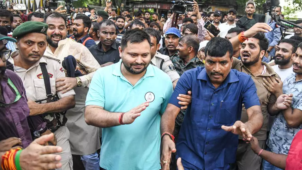 पटना में RJD का राजभवन मार्च, हिरासत में लिए गए तेजस्वी यादव, कार्यकर्ता और पुलिस के बीच झड़प पटना में RJD का राजभवन मार्च, हिरासत में लिए गए तेजस्वी यादव, कार्यकर्ता और पुलिस के बीच झड़प