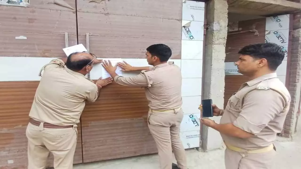 सपा के इस कद्दावर नेता की बढ़ी मुश्किलें! आलीशान मकान पर बुलडोजर एक्शन की तैयारी, प्रशासन ने थमाया नोटिस