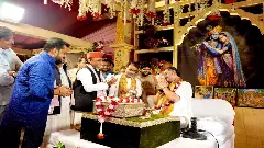 Akhilesh Yadav with Pundrik Goswami