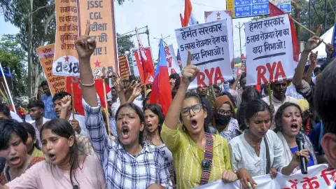 26 दिन का आंदोलन, 22 परीक्षाएं रद्द और फिर 60 दिन का अल्टीमेटम! झारखंड में अब किस बात पर अड़ गए छात्र?