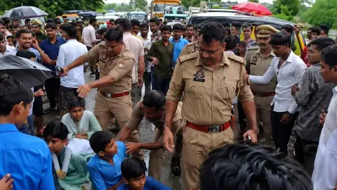 बच्चों को घसीटा, मारी लात...महोबा प्रोटेस्ट में पुलिस ने पार की हदें! वायरल वीडियो ने खाकी की खोली पोल