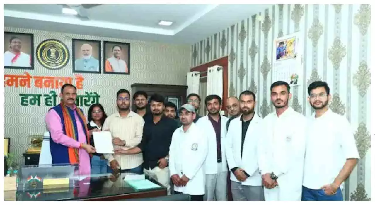 Chhattisgarh News: MBBS इंटर्न डॉक्टरों का स्टाइपेंड बढ़ा, अब ₹25 हजार; सितंबर से भुगतान का आश्वासन Chhattisgarh News: MBBS इंटर्न डॉक्टरों का स्टाइपेंड बढ़ा, अब ₹25 हजार; सितंबर से भुगतान का आश्वासन