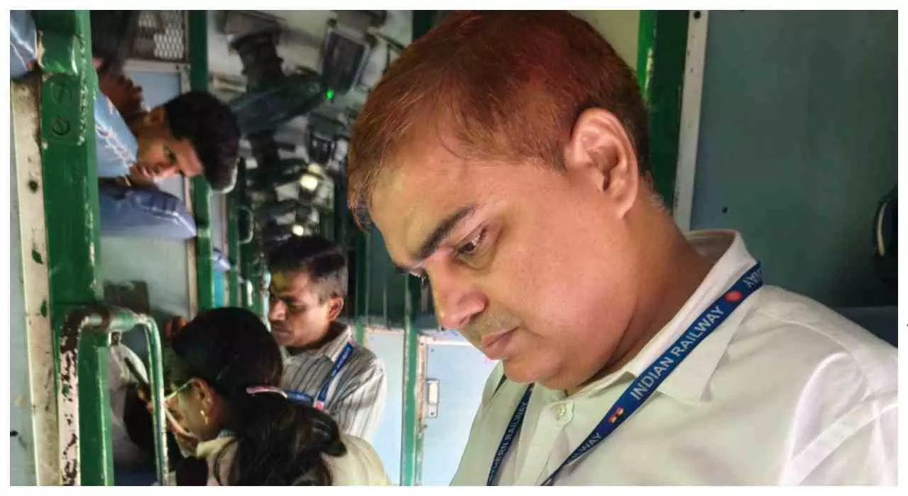 ट्रेन में सफर कर रहे थे बेफिक्र, अचानक सामने आई चेकिंग टीम… 21 यात्रियों पर गिरी गाज ट्रेन में सफर कर रहे थे बेफिक्र, अचानक सामने आई चेकिंग टीम… 21 यात्रियों पर गिरी गाज