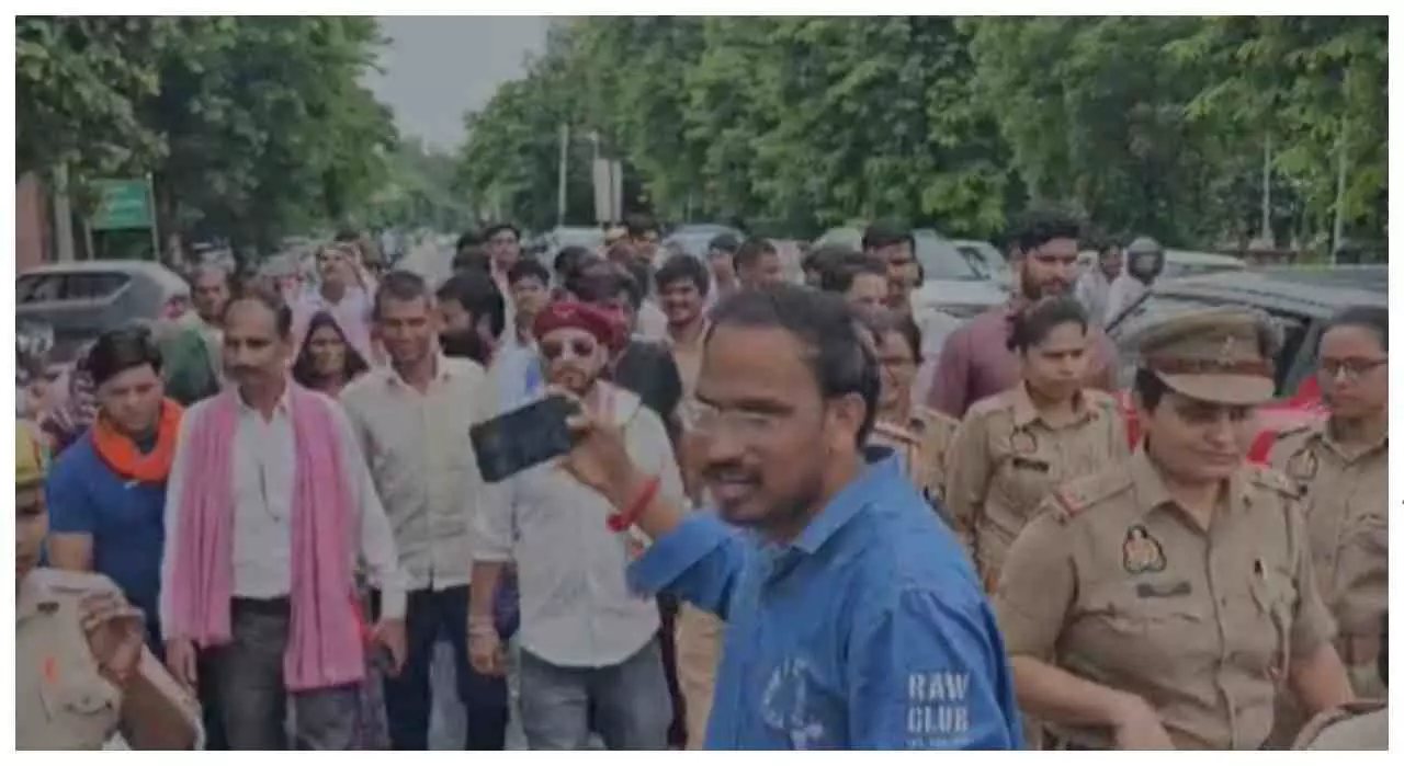 Mathura: श्रम कानूनों की अनदेखी कर मजदूरों को निलंबित करने का आरोप, श्रम विभाग को सौंपा ज्ञापन