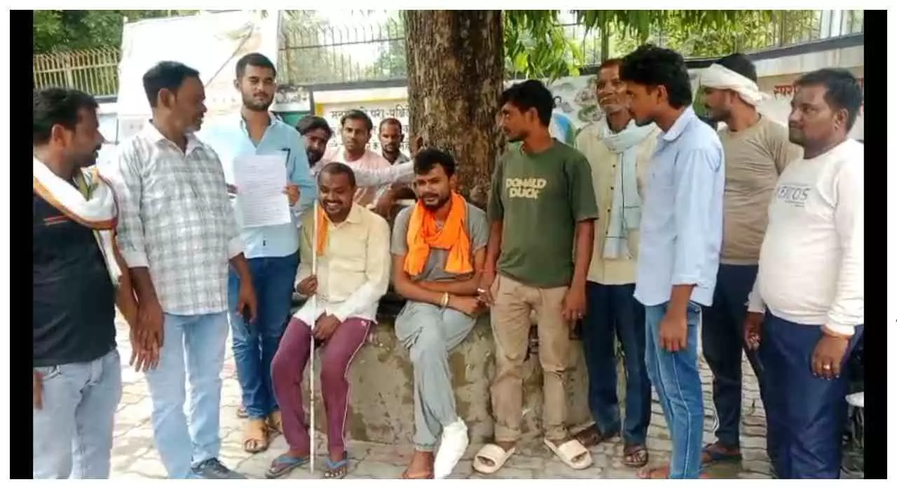 Fatehpur News: शाखा गांव में बिजली संकट, खराब ट्रांसफार्मर से परेशान ग्रामीणों ने DM से लगाई गुहार