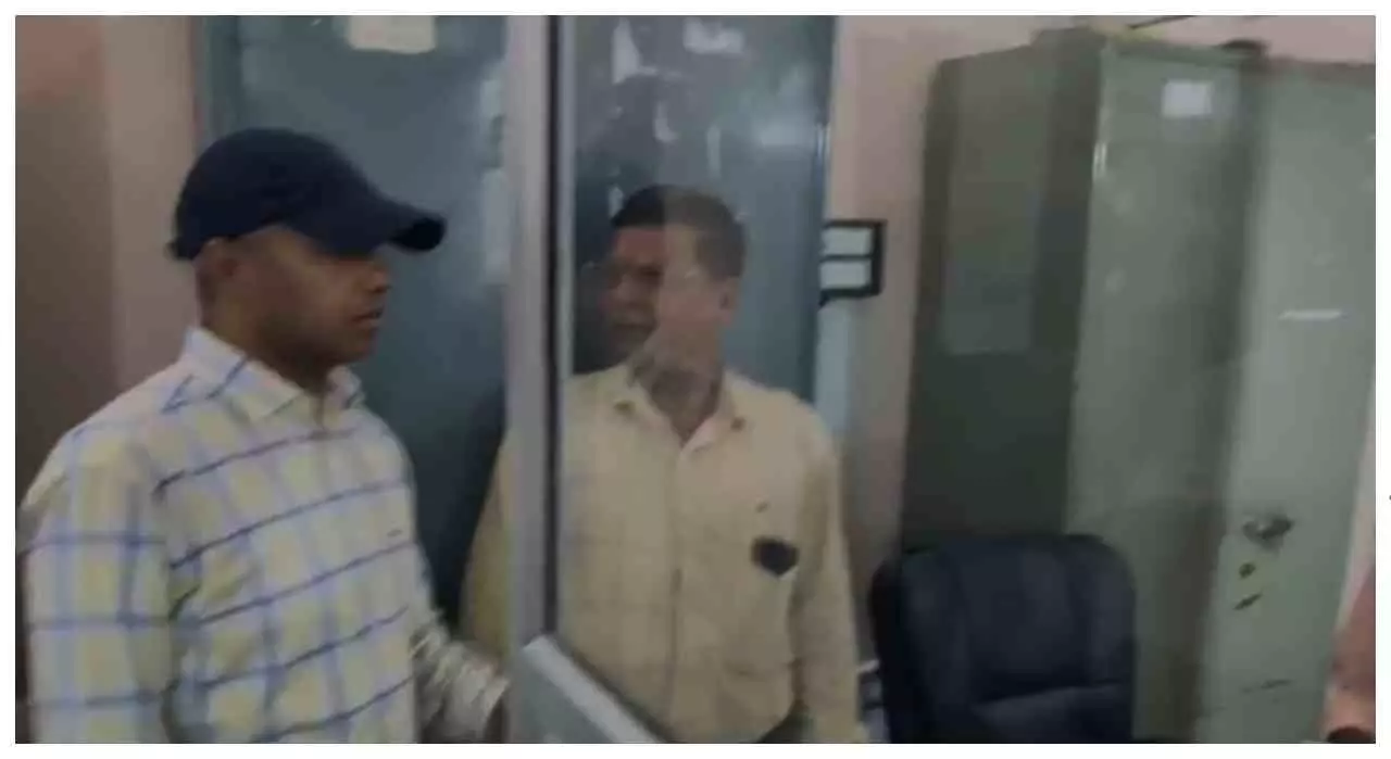 Kanpur Dehat News: CDO का सख्त रुख, 10 कर्मचारी गैरहाजिर मिले; एक दिन का वेतन रोका, स्पष्टीकरण तलब