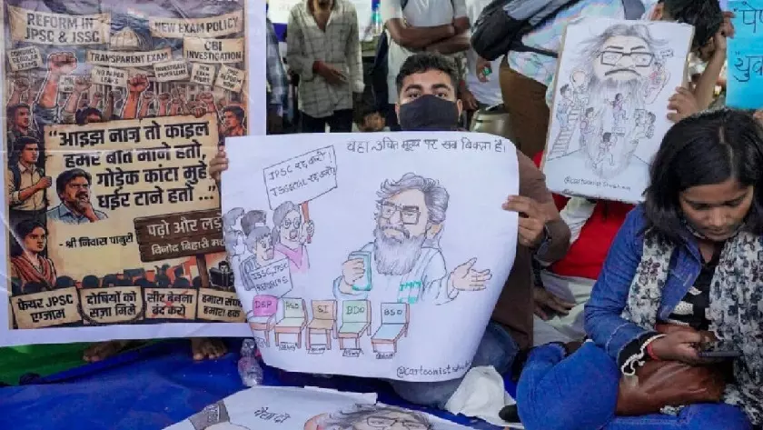 Jharkhand Exam Scam: टाइल्स के नीचे तार, ‘कलर कोड’ और करोड़ों की डील, ऐसे चल रहा था नकल माफिया का पूरा खेल Jharkhand Exam Scam: टाइल्स के नीचे तार, ‘कलर कोड’ और करोड़ों की डील, ऐसे चल रहा था नकल माफिया का पूरा खेल