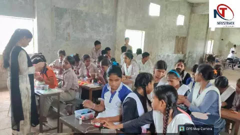 Hathras News: हाथरस में युवतियों ने सीखी राखी बनाने की कला, अब घर से शुरू करेंगी स्वरोजगार का सफर