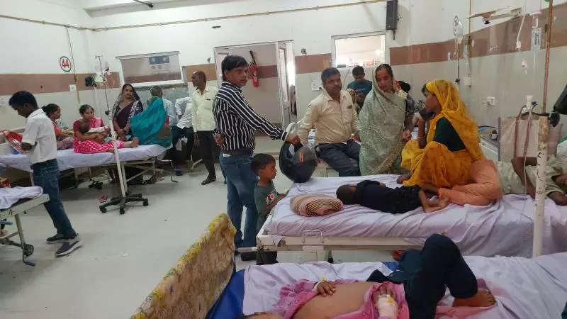 बुखार से तपते बच्चे स्ट्रेचर पर, एक बेड पर दो मरीज; फिरोजाबाद मेडिकल कॉलेज की स्वास्थ्य व्यवस्था पर