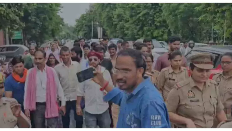 Mathura: श्रम कानूनों की अनदेखी कर मजदूरों को निलंबित करने का आरोप, श्रम विभाग को सौंपा ज्ञापन
