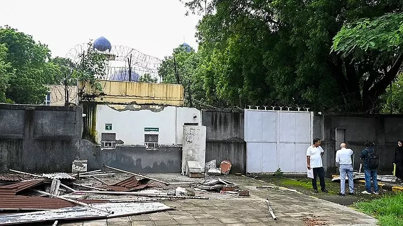 Pakistan High Commission के बाहर JCB Action, दिल्ली में हटाए गए बैरिकेड; इस्लामाबाद कनेक्शन क्या है?