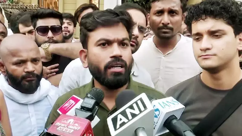 लातूर के सरकारी स्कूल में मिले ‘फर्जी’ छात्र, शराब की बोतलें! CJP नेता अभिजीत दिपके ने उठाए सवाल