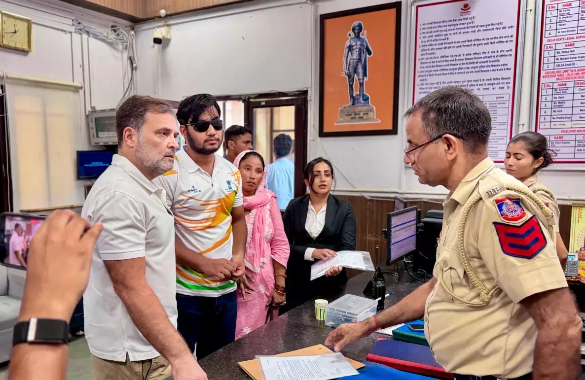 Rahul Gandhi Dharna: संसद मार्ग थाने के बाहर RAF तैनात, Sahil की पेलेट इंजरी पर FIR की मांग पर गरमाई सियासत