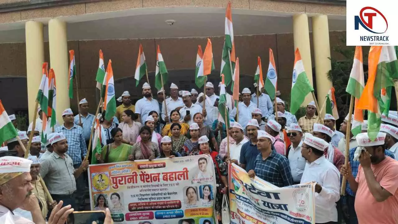 Hathras News: पुरानी पेंशन बहाली के लिए तिरंगा लेकर सड़कों पर उतरे शिक्षक Hathras News: पुरानी पेंशन बहाली के लिए तिरंगा लेकर सड़कों पर उतरे शिक्षक