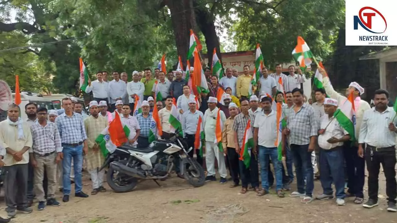 Raebareli: पुरानी पेंशन, निजीकरण और टीईटी से मुक्ति की मांग को लेकर अटेवा ने निकाली तिरंगा यात्रा Raebareli: पुरानी पेंशन, निजीकरण और टीईटी से मुक्ति की मांग को लेकर अटेवा ने निकाली तिरंगा यात्रा
