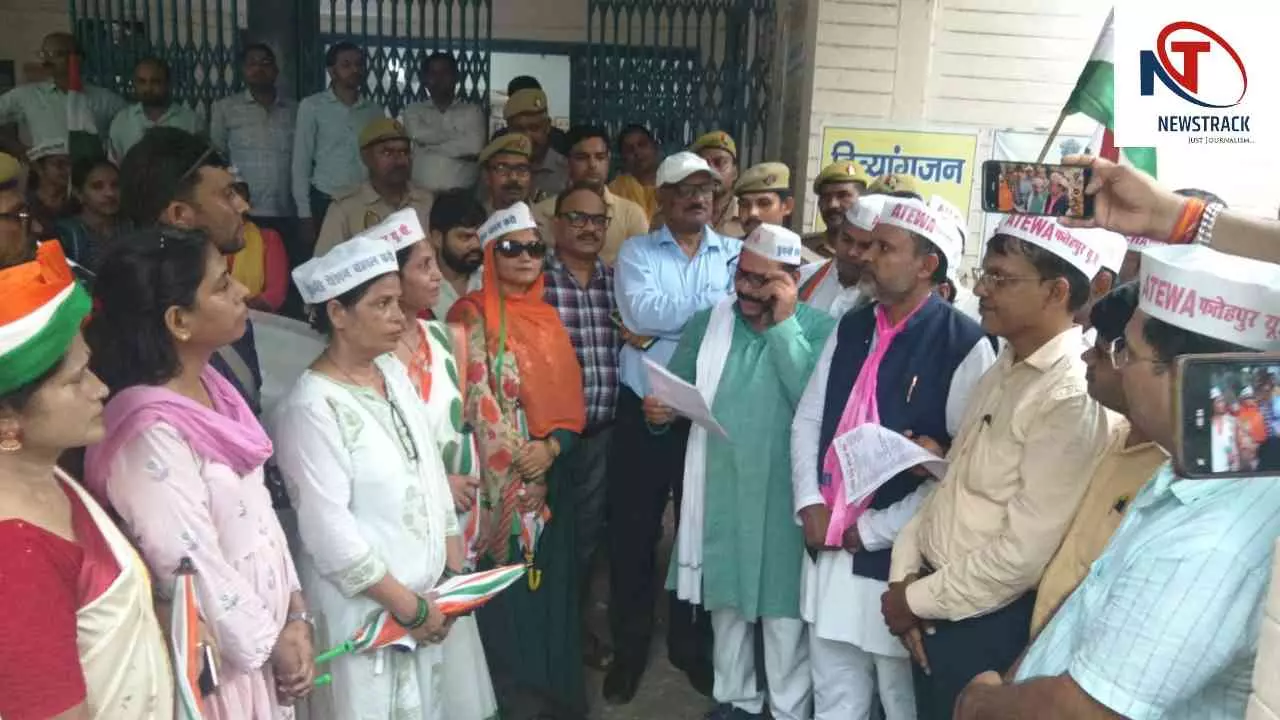Fatehpur News: सीमा पर डटे जवानों को पेंशन दो, अटेवा ने निकाली OPS तिरंगा यात्रा