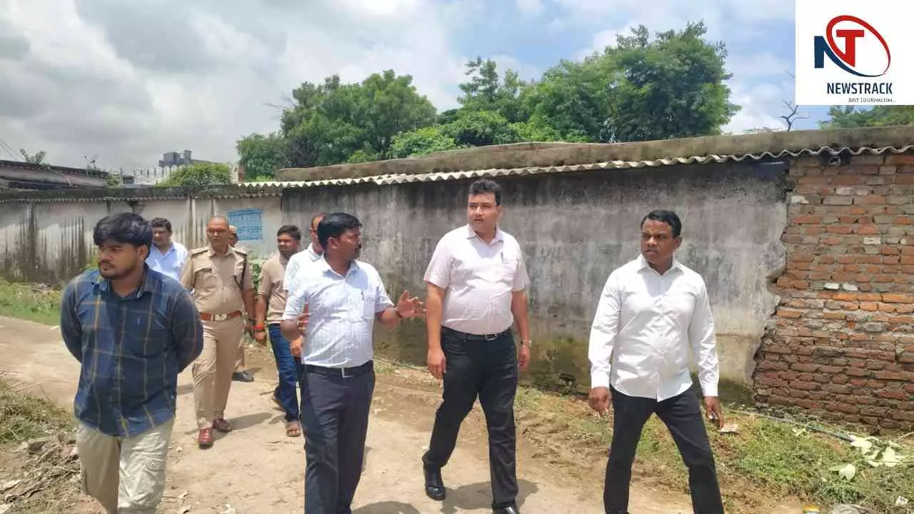 Sonbhadra News: भारी बारिश का कहर, दुद्धीचुआ में 120 परिवारों को राहत, JCB से हटाया जा रहा मलबा Sonbhadra News: भारी बारिश का कहर, दुद्धीचुआ में 120 परिवारों को राहत, JCB से हटाया जा रहा मलबा