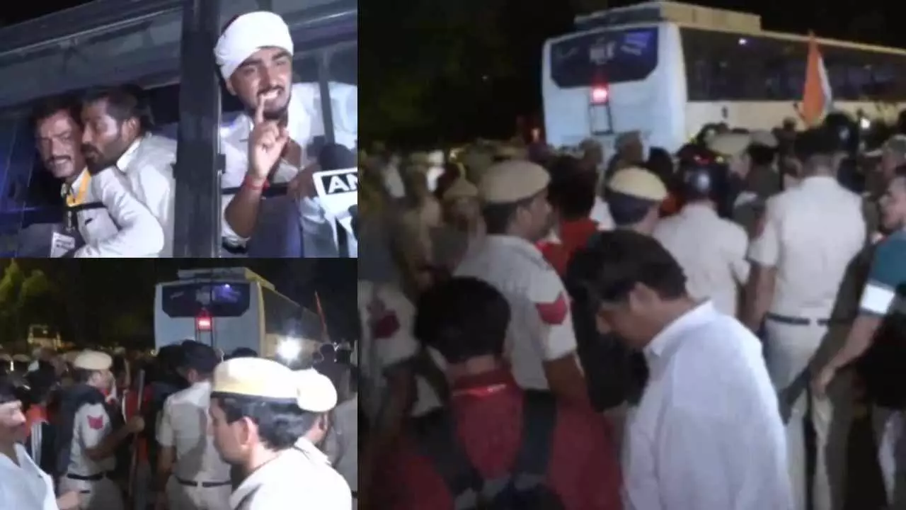 ‘आरक्षण हटाओ’ की गूंज से हिला दिल्ली! जंतर-मंतर पर प्रदर्शनकारियों ने तोड़े बैरिकेड, पुलिस-RAF ने संभाला मोर्चा ‘आरक्षण हटाओ’ की गूंज से हिला दिल्ली! जंतर-मंतर पर प्रदर्शनकारियों ने तोड़े बैरिकेड, पुलिस-RAF ने संभाला मोर्चा