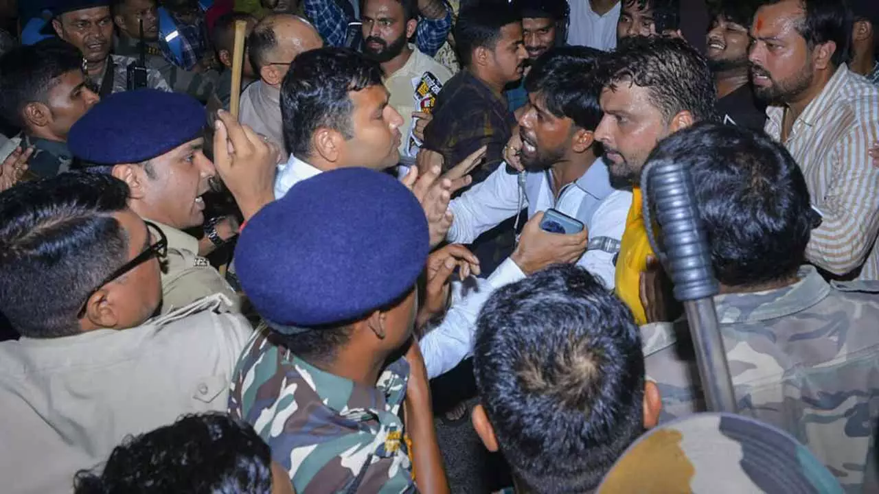 नौकरी दो या जवाब दो... रांची में छात्रों ने फूंका CM सोरेन-राहुल का पुतला, JMM कार्यकर्ताओं से भयंकर भिड़ंत, पुलिस ने नेता को घसीटा नौकरी दो या जवाब दो... रांची में छात्रों ने फूंका CM सोरेन-राहुल का पुतला, JMM कार्यकर्ताओं से भयंकर भिड़ंत, पुलिस ने नेता को घसीटा