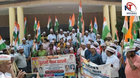 Hathras News: पुरानी पेंशन बहाली के लिए तिरंगा लेकर सड़कों पर उतरे शिक्षक