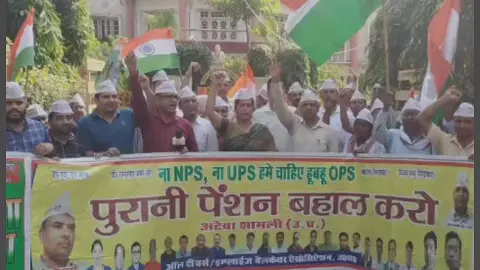 procession demanding restoration of old pension