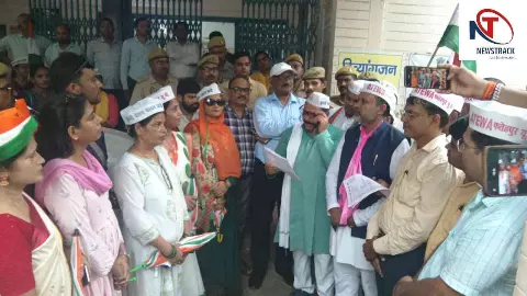 Fatehpur News: सीमा पर डटे जवानों को पेंशन दो, अटेवा ने निकाली OPS तिरंगा यात्रा Fatehpur News: सीमा पर डटे जवानों को पेंशन दो, अटेवा ने निकाली OPS तिरंगा यात्रा