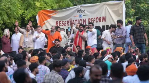 आरक्षण-UGC नियमों पर दिल्ली में महासंग्राम! जंतर-मंतर पर उमड़ा हजारों का जनसैलाब, केंद्र को दी खुली चेतावनी आरक्षण-UGC नियमों पर दिल्ली में महासंग्राम! जंतर-मंतर पर उमड़ा हजारों का जनसैलाब, केंद्र को दी खुली चेतावनी