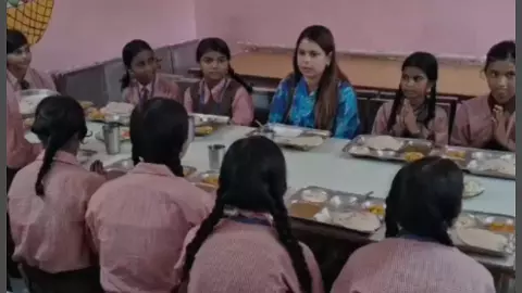 Bijnor DM had lunch with students at Kasturba School
