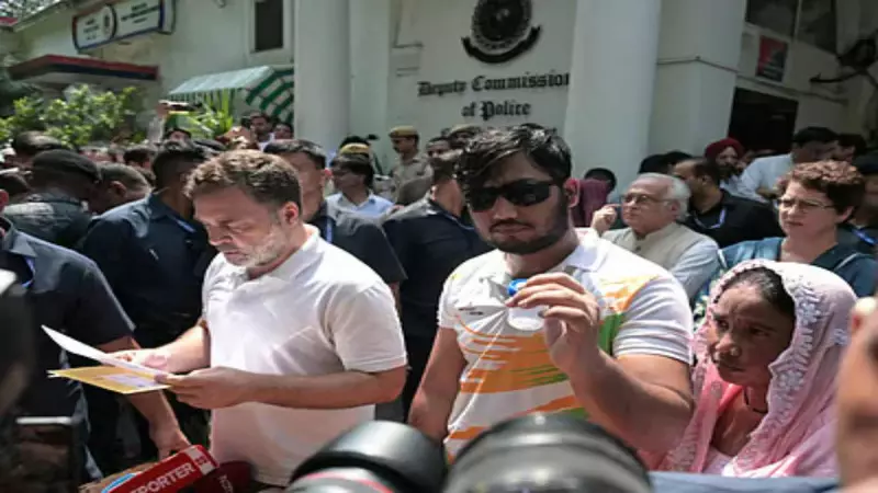 19 साल के साहिल के शरीर में 200 छर्रे...राहुल गांधी ने बोतल में बंद किया ‘सबूत’, दिल्ली पुलिस से भिड़े 19 साल के साहिल के शरीर में 200 छर्रे...राहुल गांधी ने बोतल में बंद किया ‘सबूत’, दिल्ली पुलिस से भिड़े