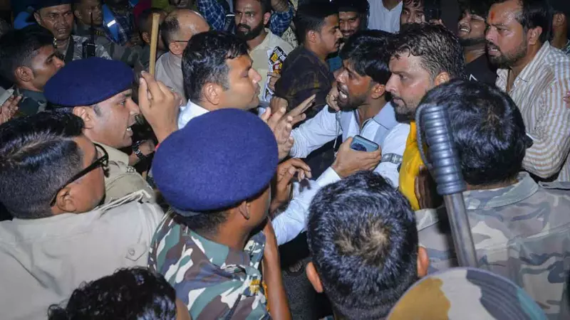 नौकरी दो या जवाब दो... रांची में छात्रों ने फूंका CM सोरेन-राहुल का पुतला, JMM कार्यकर्ताओं से भयंकर भिड़ंत, पुलिस ने नेता को घसीटा
