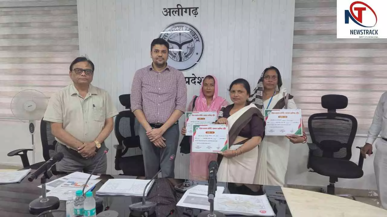 Aligarh News: स्वास्थ्य व्यवस्था पर डीएम सख्त, 32 झोलाछाप डॉक्टरों पर FIR, 3 आशाओं को सम्मान Aligarh News: स्वास्थ्य व्यवस्था पर डीएम सख्त, 32 झोलाछाप डॉक्टरों पर FIR, 3 आशाओं को सम्मान