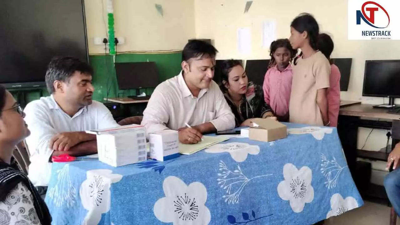 Chandauli: कस्तूरबा विद्यालय की बालिकाओं का स्वास्थ्य परीक्षण, अफसरों ने दी लापरवाही पर सख्त चेतावनी Chandauli: कस्तूरबा विद्यालय की बालिकाओं का स्वास्थ्य परीक्षण, अफसरों ने दी लापरवाही पर सख्त चेतावनी