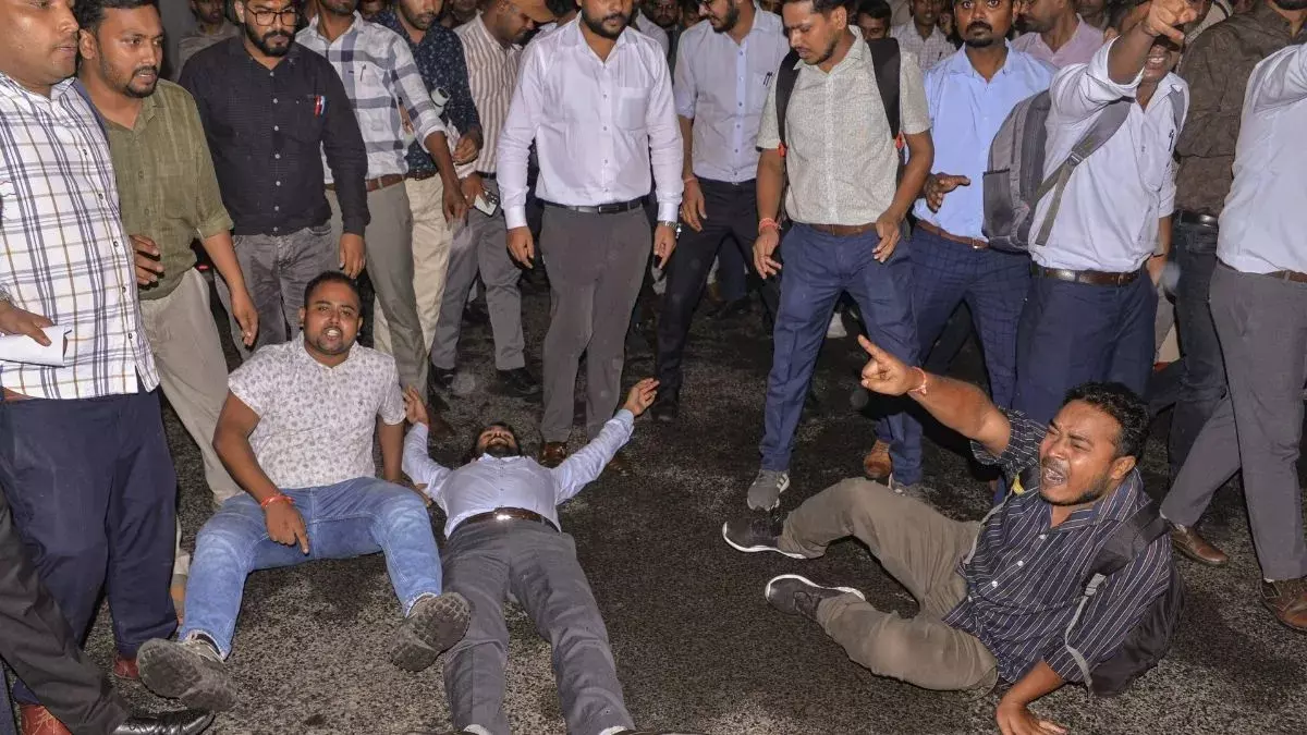 Ranchi पुलिस ने JPSC-JSSC प्रदर्शनकारी नेताओं पर की FIR, 21 अगस्त के पुलिस-छात्र झड़प में बढ़ा विवाद Ranchi पुलिस ने JPSC-JSSC प्रदर्शनकारी नेताओं पर की FIR, 21 अगस्त के पुलिस-छात्र झड़प में बढ़ा विवाद
