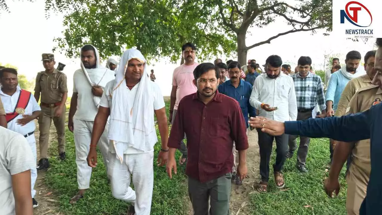 Chandauli News: चंदौली में बाढ़ का खतरा, डीएम ने तटीय इलाकों का जायजा लेकर दिए सख्त निर्देश Chandauli News: चंदौली में बाढ़ का खतरा, डीएम ने तटीय इलाकों का जायजा लेकर दिए सख्त निर्देश