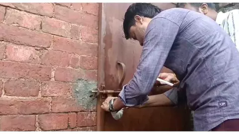 Sitapur News: कांग्रेस को बड़ा झटका, 55 साल से चल रहे कार्यालय पर प्रशासन ने जड़ा ताला Sitapur News: कांग्रेस को बड़ा झटका, 55 साल से चल रहे कार्यालय पर प्रशासन ने जड़ा ताला