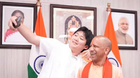 CM Yogi Adityanath Japan Student Selfie CM Yogi Adityanath Japan Student Selfie