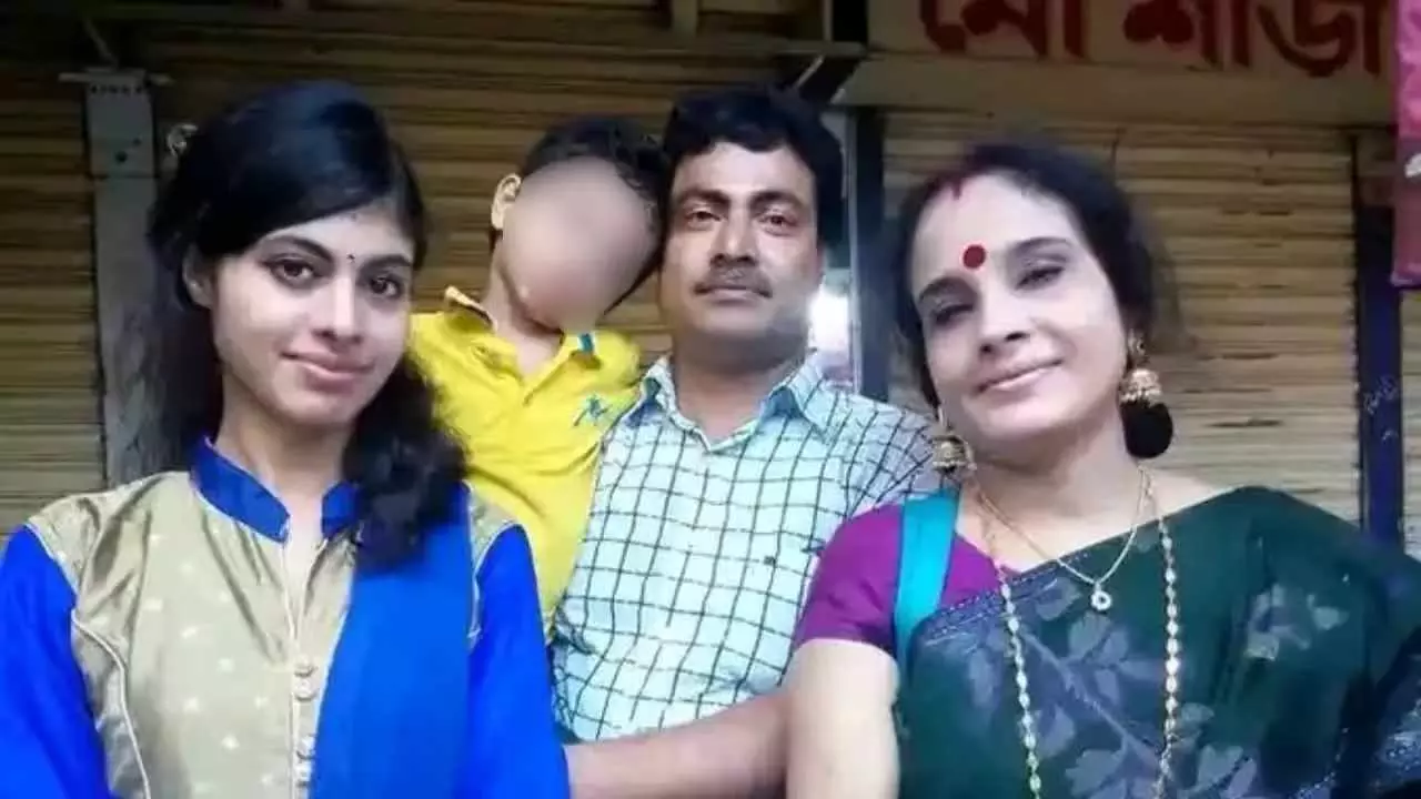 बांग्लादेश में हिंदू परिवार का खौफनाक कत्ल! मां-बेटी सीढ़ियों पर, पिता छत पर और मासूम बेड के नीचे...बंद घर में मिले 4 शव बांग्लादेश में हिंदू परिवार का खौफनाक कत्ल! मां-बेटी सीढ़ियों पर, पिता छत पर और मासूम बेड के नीचे...बंद घर में मिले 4 शव