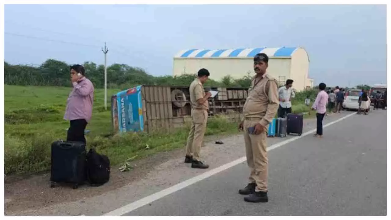 Jhansi News: मोठ में बड़ा बस हादसा, खाई में पलटी इंदौर-लखनऊ जा रही बस Jhansi News: मोठ में बड़ा बस हादसा, खाई में पलटी इंदौर-लखनऊ जा रही बस