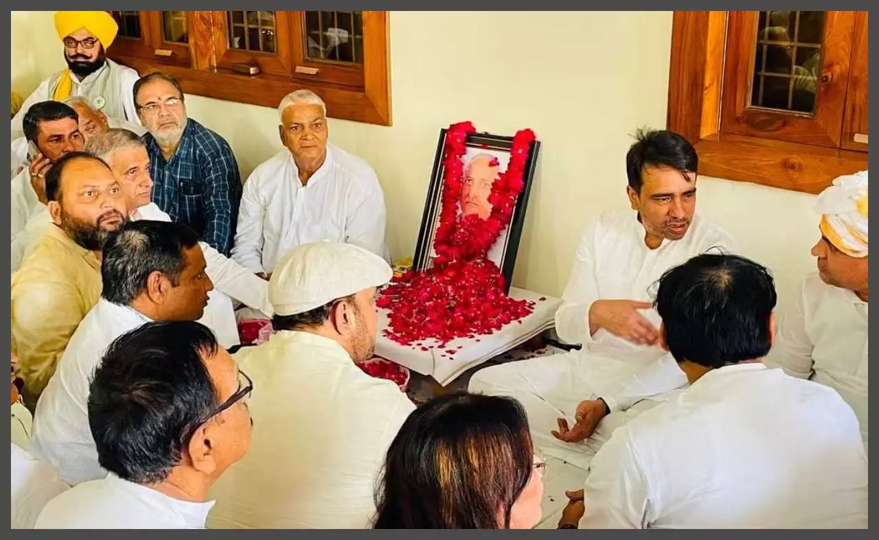 Jayant Choudhary arrives at former RALOD district presidents death, pays tribute