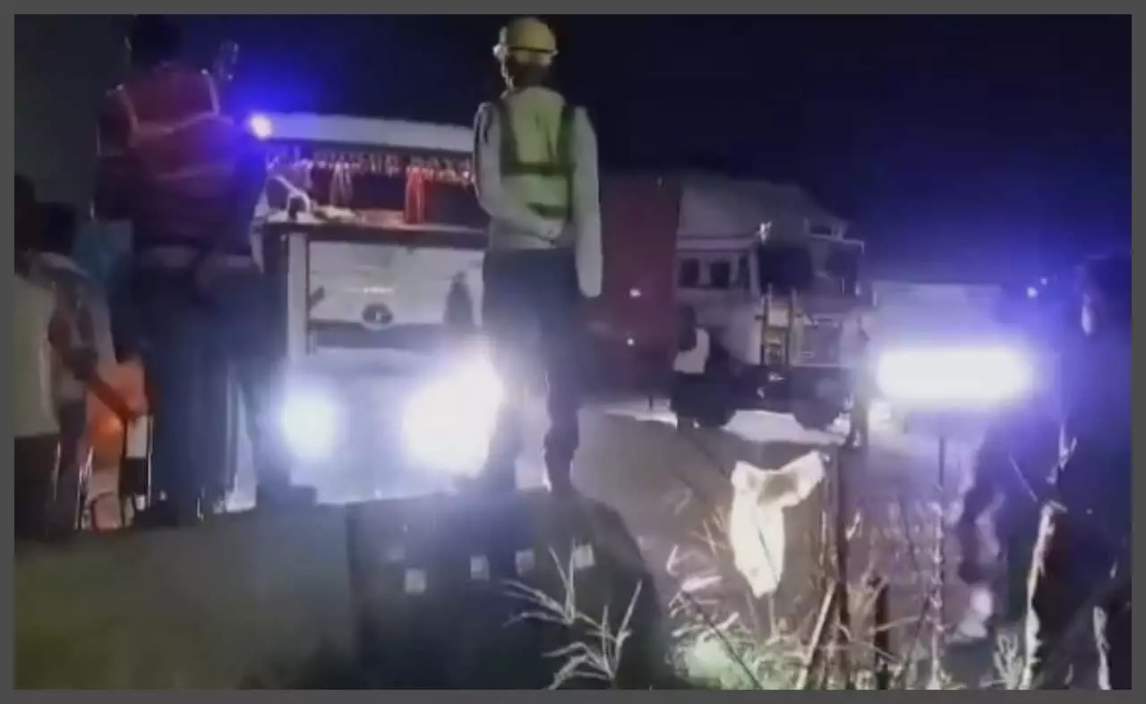 Fatehpur News: फतेहपुर में टोल प्लाजा पर ट्रकों से जाम, पुलिस ने दर्ज किया मुकदमा