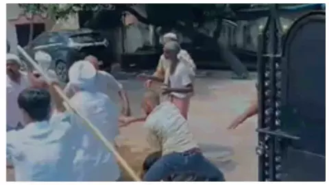 Chandauli News:बिजली कनेक्शन काटने को लेकर दो पक्षों में हुआ लठ्ठमार युद्ध,वीडियो देख हो जाएंगे दंग