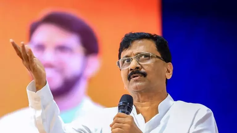 ‘ऑफिस में लगाएं अभिजीत दीपके की फोटो, तभी..., फडणवीस पर संजय राउत का बड़ा तंज