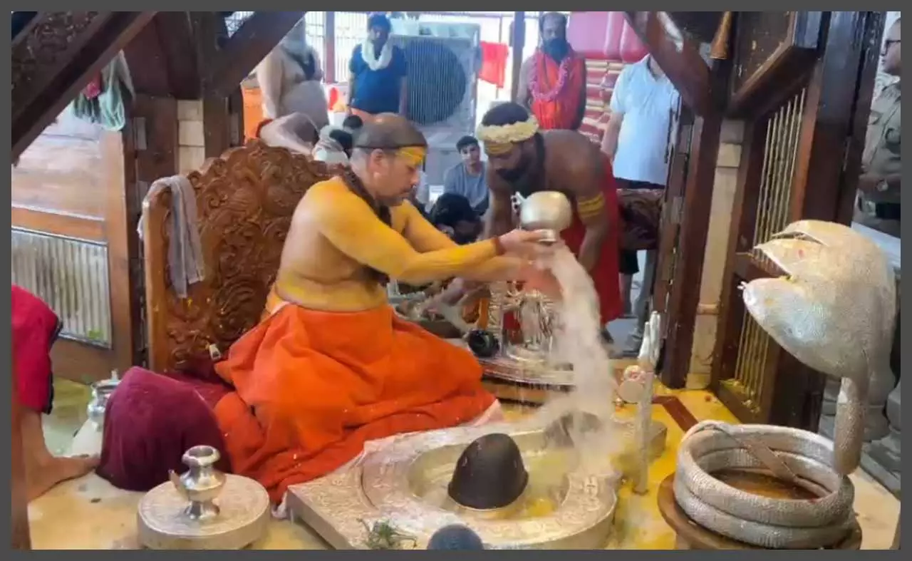 Swami Kailashanand Giri engaged in 27 hours of sadhana despite pain and suffering Swami Kailashanand Giri engaged in 27 hours of sadhana despite pain and suffering