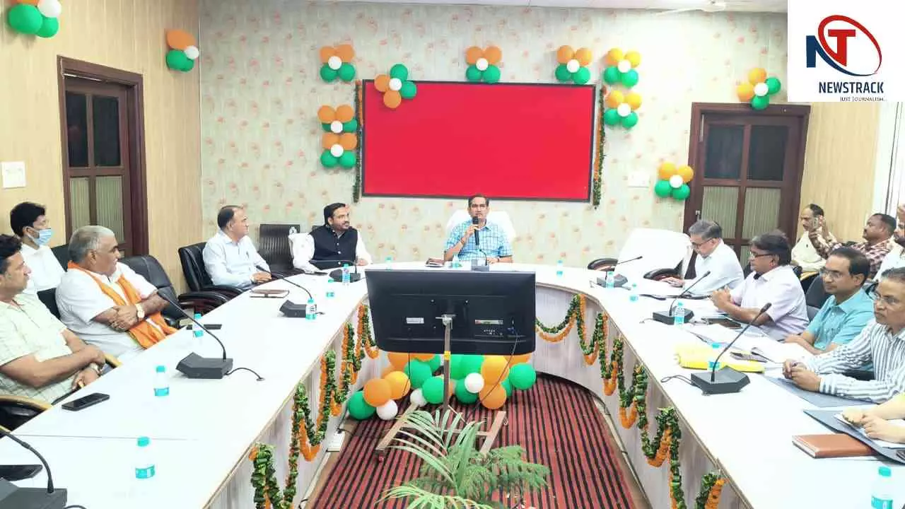 Mathura News: मिशन सेफ फ्यूचर 2.0 के तहत स्कूली वाहनों की सुरक्षा को लेकर डीएम ने दिए सख्त निर्देश