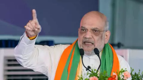 मलेशिया से दबोचे गए बंबीहा गैंग के 3 गैंगस्टर, भारत लाते ही पुलिस ने कसा शिकंजा, 2026 में अब तक 51 कुख्यात लाए गए भारत मलेशिया से दबोचे गए बंबीहा गैंग के 3 गैंगस्टर, भारत लाते ही पुलिस ने कसा शिकंजा, 2026 में अब तक 51 कुख्यात लाए गए भारत