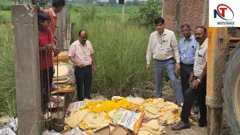 Fatehpur News: रक्षाबंधन से पहले खाद्य विभाग की बड़ी कार्रवाई, 30 कुंतल दूषित मिठाई नष्ट Fatehpur News: रक्षाबंधन से पहले खाद्य विभाग की बड़ी कार्रवाई, 30 कुंतल दूषित मिठाई नष्ट